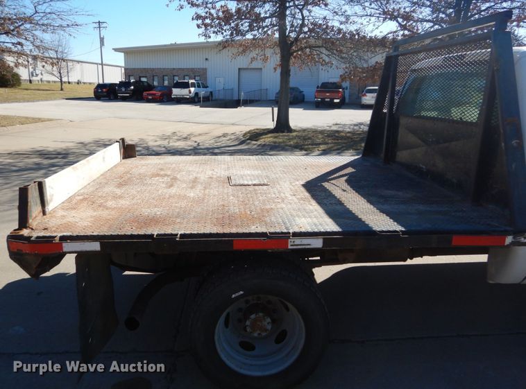 image for item GT9598 2006 Ford F450 Super Duty XL  SuperCrew flatbed pickup truck