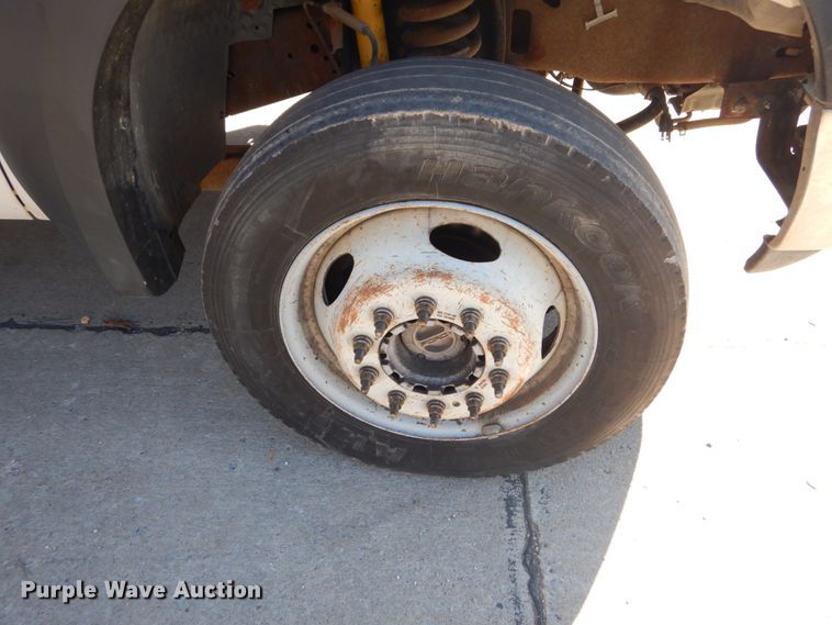 image for item GT9598 2006 Ford F450 Super Duty XL  SuperCrew flatbed pickup truck