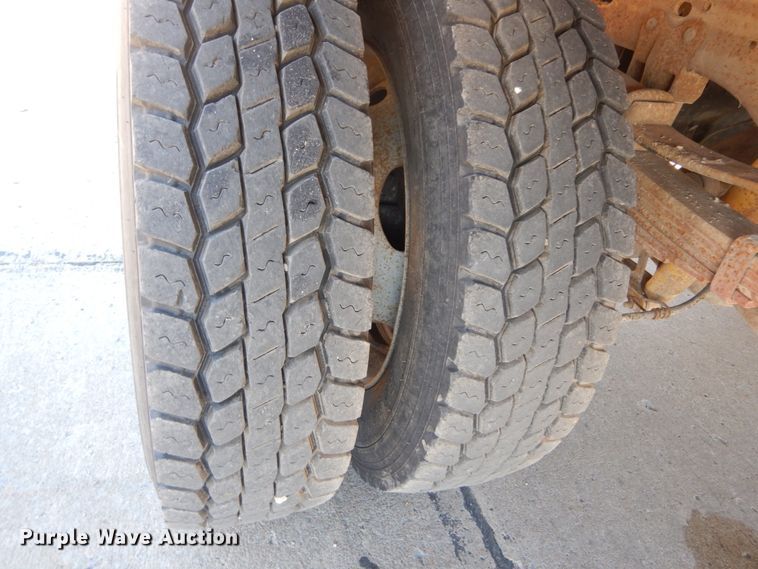 image for item GT9598 2006 Ford F450 Super Duty XL  SuperCrew flatbed pickup truck