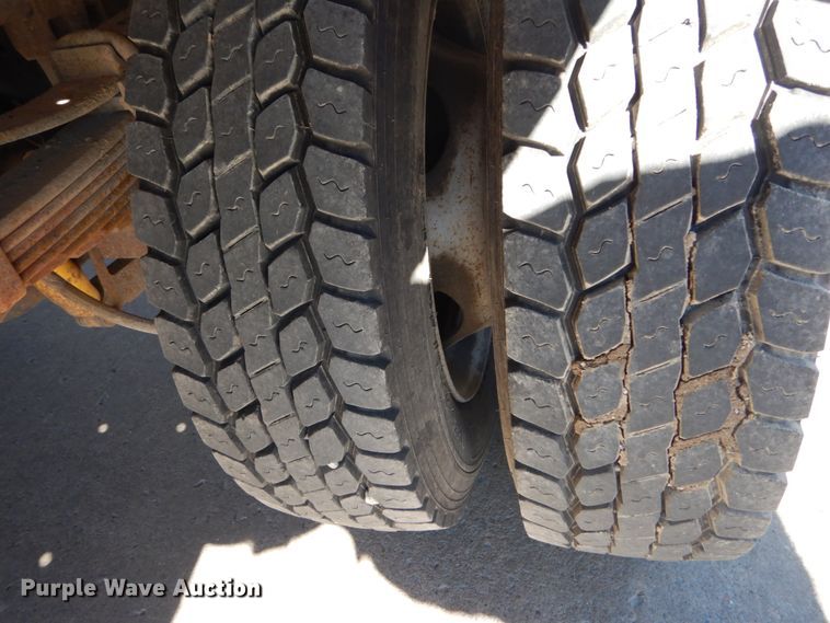 image for item GT9598 2006 Ford F450 Super Duty XL  SuperCrew flatbed pickup truck