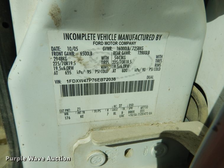 image for item GT9598 2006 Ford F450 Super Duty XL  SuperCrew flatbed pickup truck