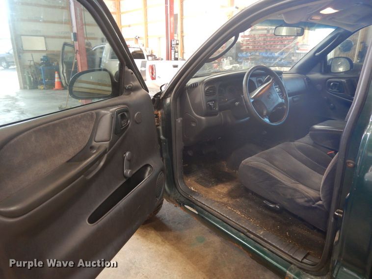 image for item H1849 2000 Dodge Dakota  pickup truck