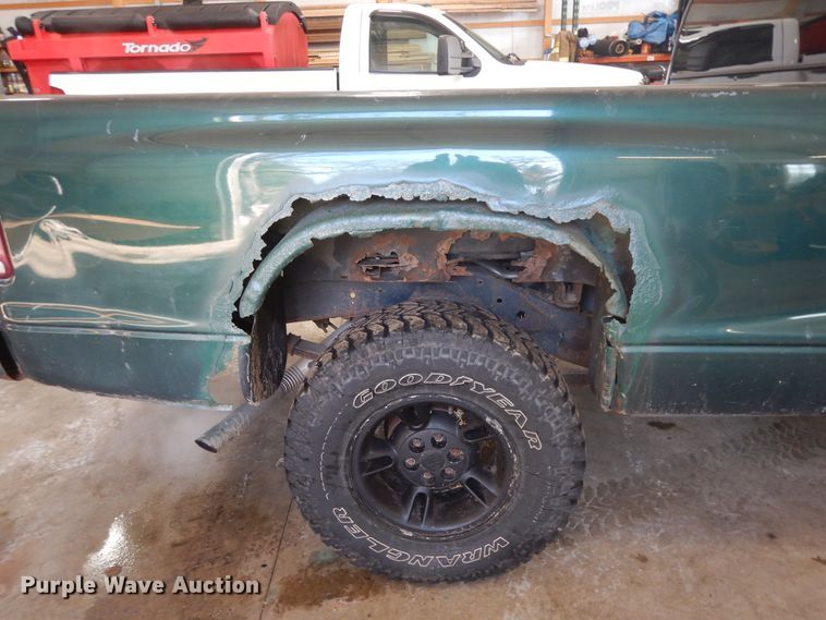 image for item H1849 2000 Dodge Dakota  pickup truck