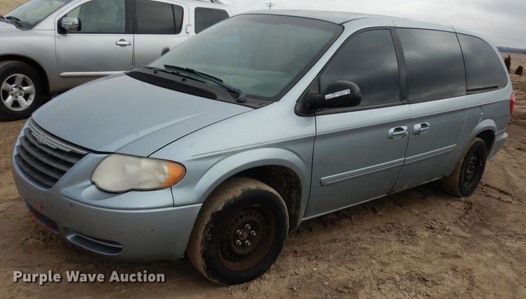 image for item HD9693 2006 Chrysler Town & Country  van