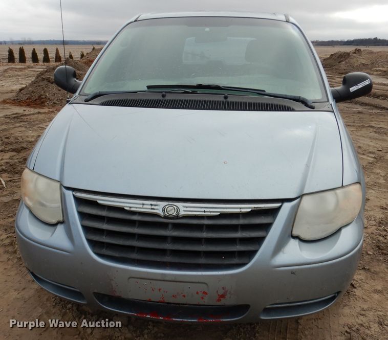 image for item HD9693 2006 Chrysler Town & Country  van