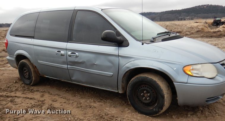 image for item HD9693 2006 Chrysler Town & Country  van