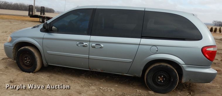 image for item HD9693 2006 Chrysler Town & Country  van