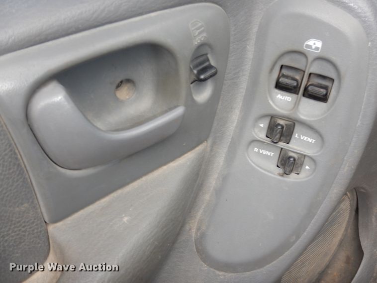 image for item HD9693 2006 Chrysler Town & Country  van