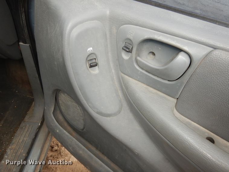 image for item HD9693 2006 Chrysler Town & Country  van