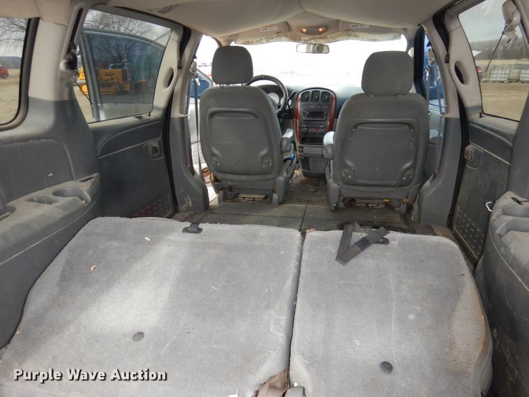 image for item HD9693 2006 Chrysler Town & Country  van