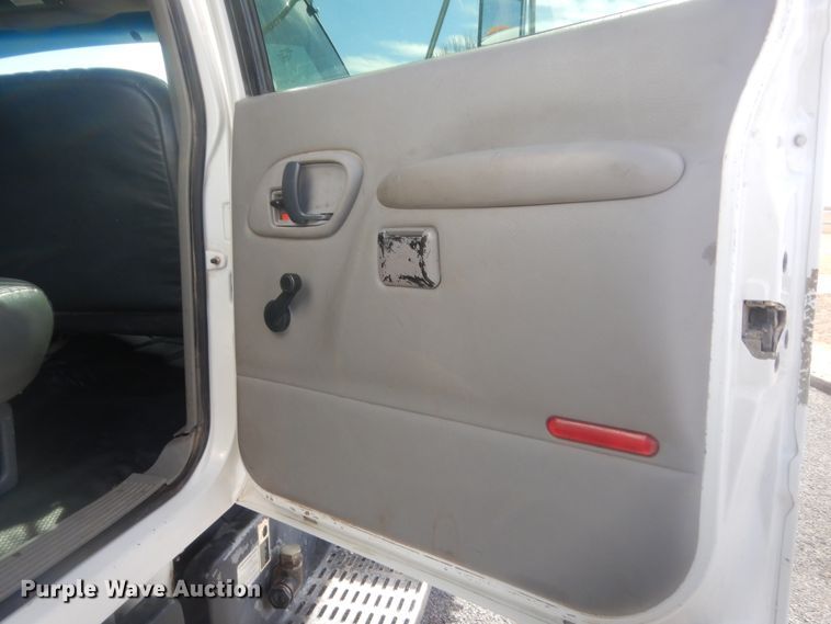 image for item HG9890 1999 GMC 7500  utility / service truck