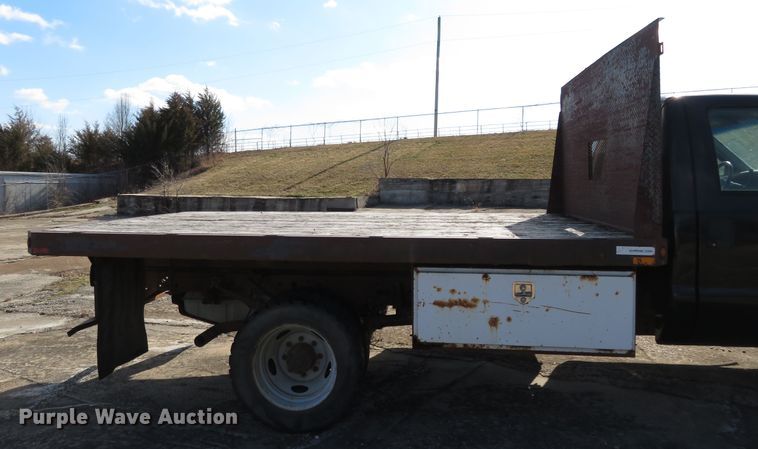 image for item HV9633 2001 Ford F450 Super Duty  flatbed truck