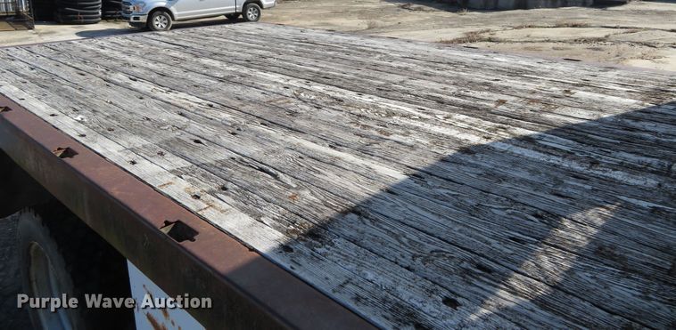 image for item HV9633 2001 Ford F450 Super Duty  flatbed truck