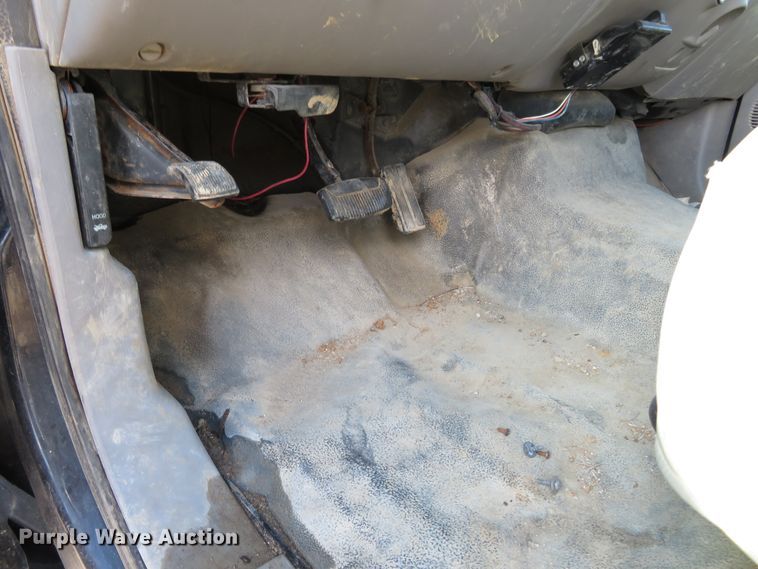 image for item HV9633 2001 Ford F450 Super Duty  flatbed truck