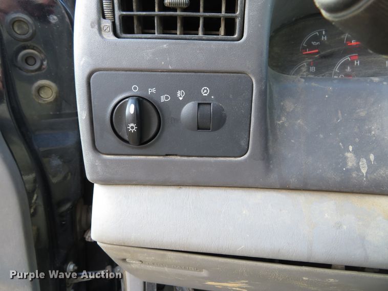 image for item HV9633 2001 Ford F450 Super Duty  flatbed truck