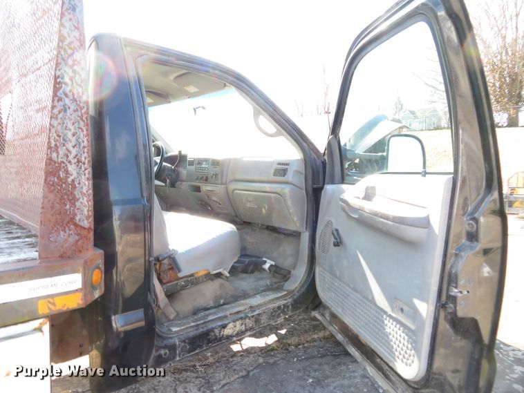 image for item HV9633 2001 Ford F450 Super Duty  flatbed truck