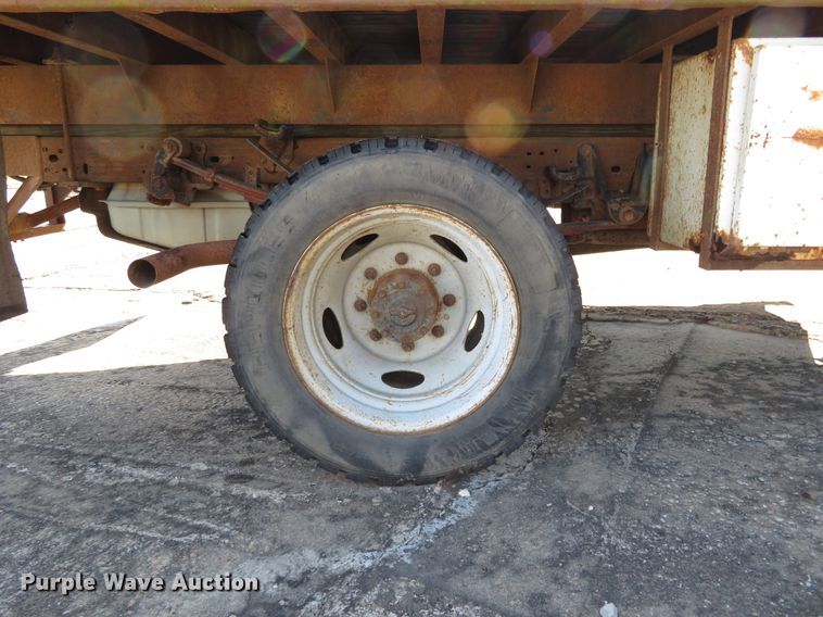 image for item HV9633 2001 Ford F450 Super Duty  flatbed truck