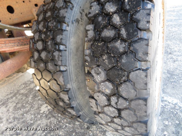 image for item HV9633 2001 Ford F450 Super Duty  flatbed truck