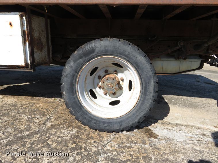 image for item HV9633 2001 Ford F450 Super Duty  flatbed truck