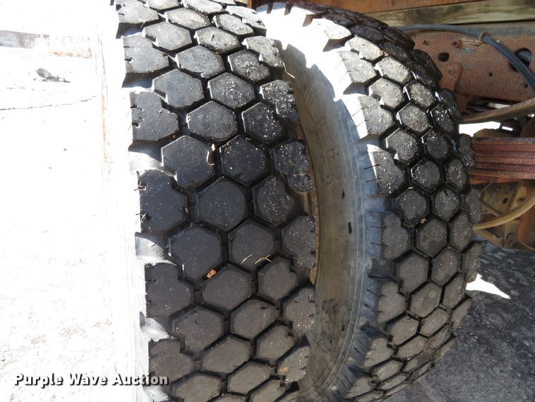 image for item HV9633 2001 Ford F450 Super Duty  flatbed truck