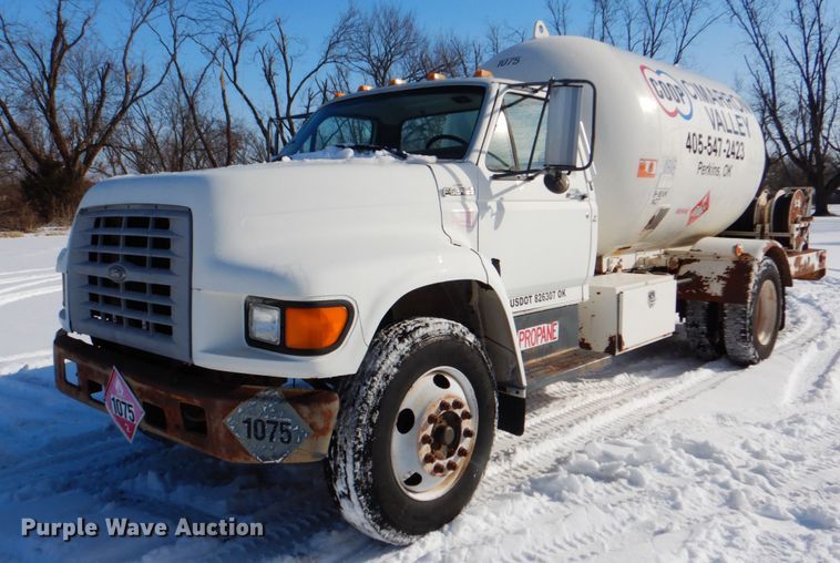 image for item HW9876 1998 Ford F700  propane truck