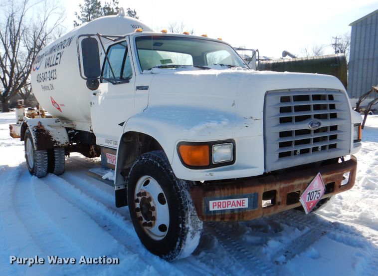 image for item HW9876 1998 Ford F700  propane truck