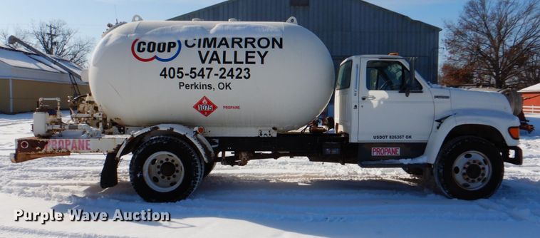 image for item HW9876 1998 Ford F700  propane truck