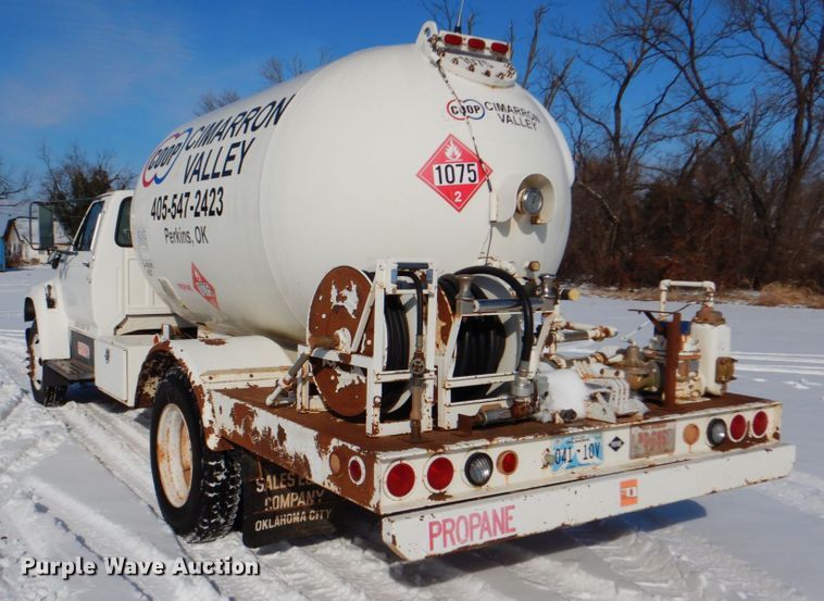 image for item HW9876 1998 Ford F700  propane truck