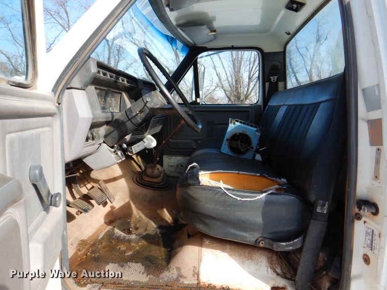 image for item HW9876 1998 Ford F700  propane truck