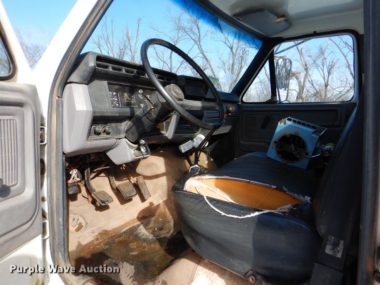 image for item HW9876 1998 Ford F700  propane truck