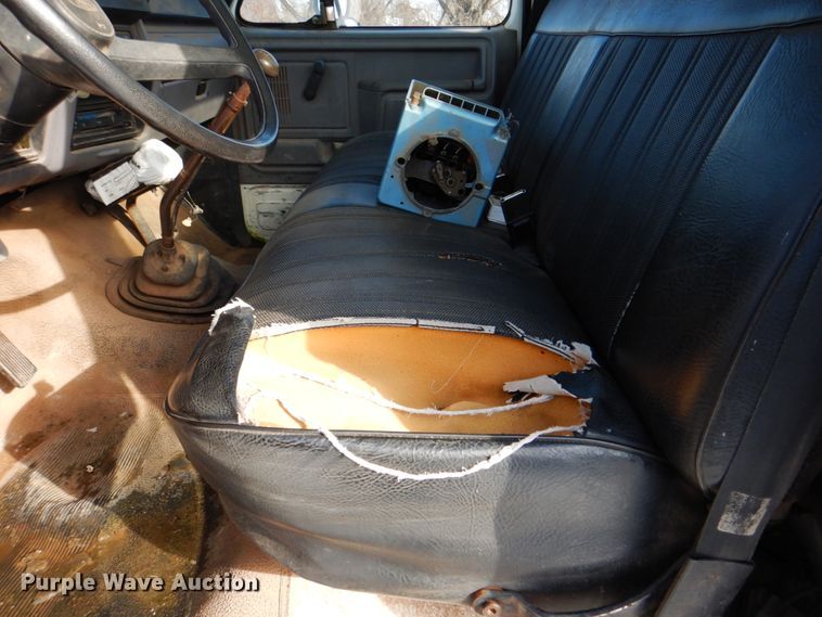 image for item HW9876 1998 Ford F700  propane truck