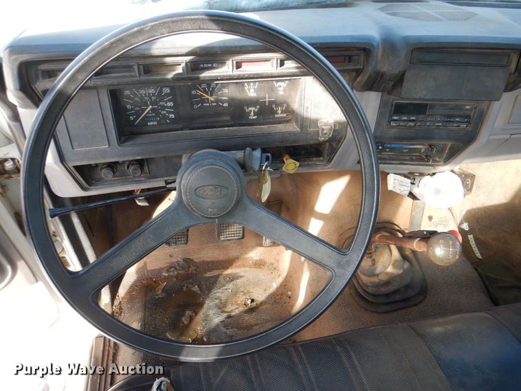 image for item HW9876 1998 Ford F700  propane truck