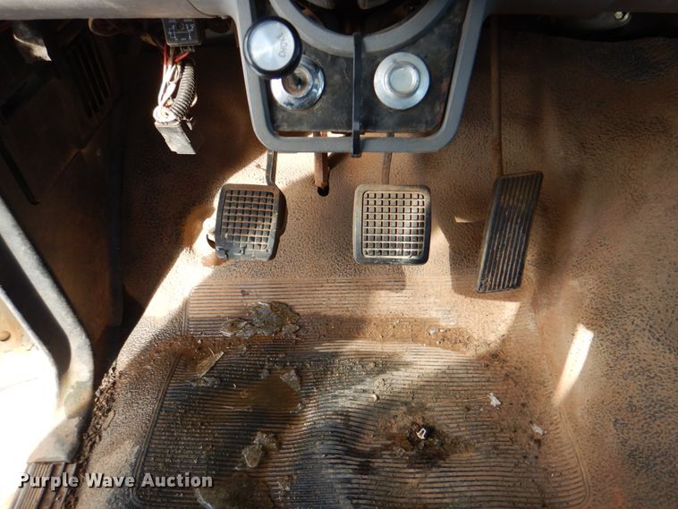 image for item HW9876 1998 Ford F700  propane truck