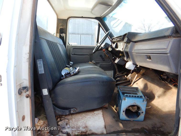 image for item HW9876 1998 Ford F700  propane truck