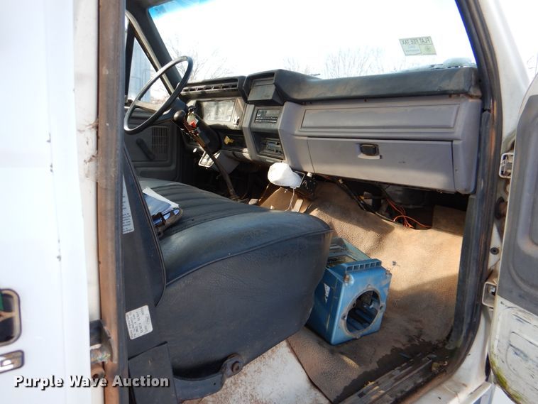 image for item HW9876 1998 Ford F700  propane truck