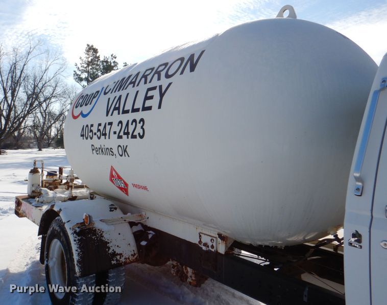 image for item HW9876 1998 Ford F700  propane truck