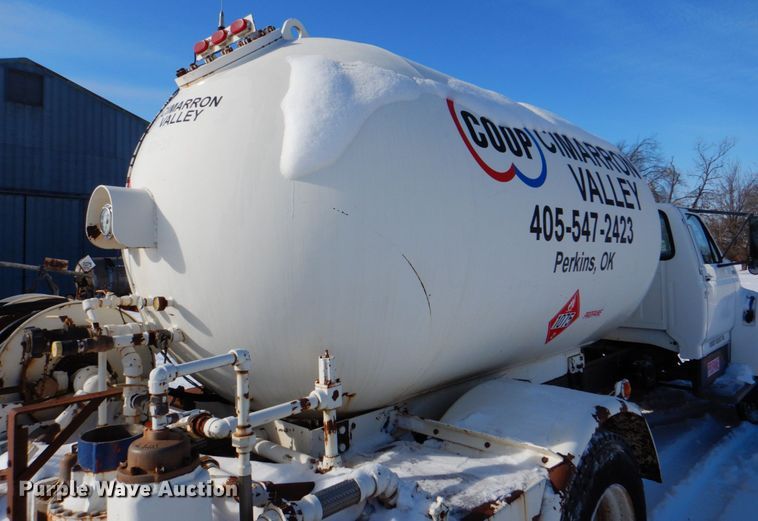 image for item HW9876 1998 Ford F700  propane truck