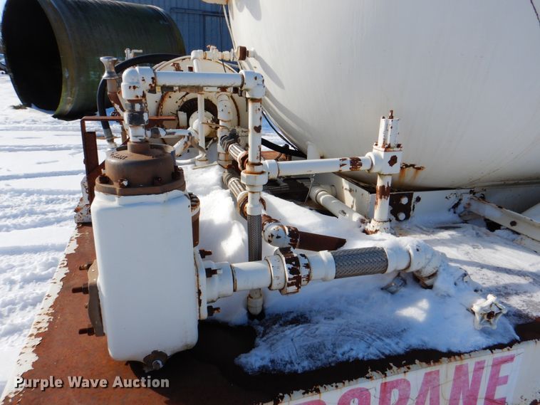 image for item HW9876 1998 Ford F700  propane truck