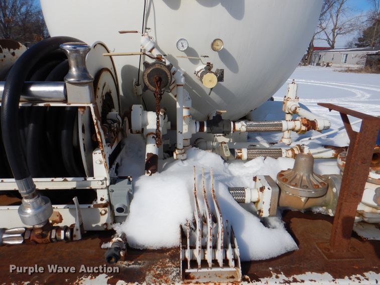 image for item HW9876 1998 Ford F700  propane truck