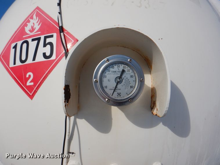 image for item HW9876 1998 Ford F700  propane truck