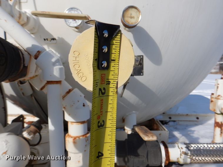 image for item HW9876 1998 Ford F700  propane truck