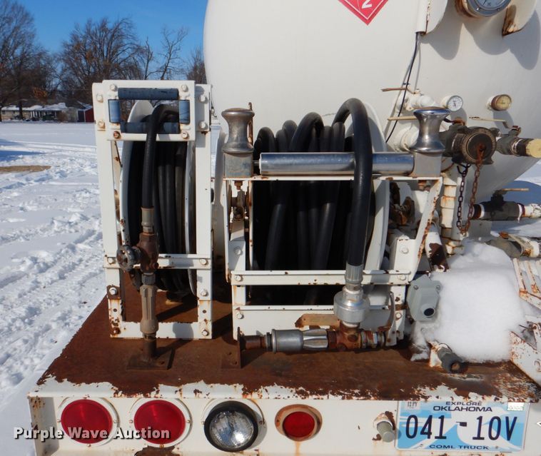 image for item HW9876 1998 Ford F700  propane truck