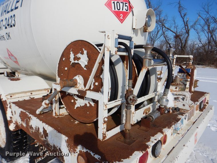 image for item HW9876 1998 Ford F700  propane truck