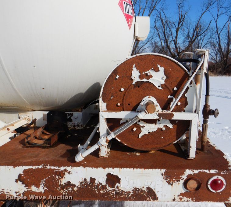 image for item HW9876 1998 Ford F700  propane truck