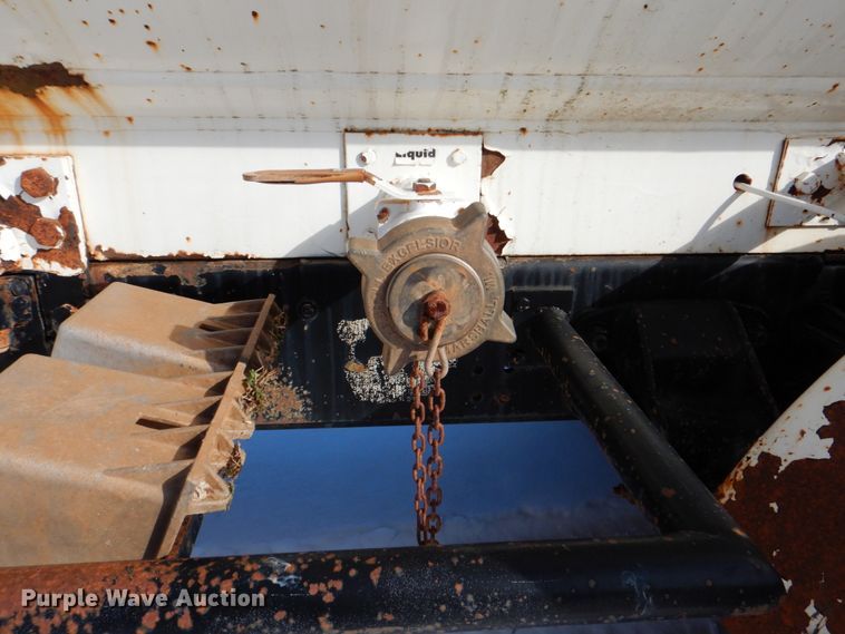 image for item HW9876 1998 Ford F700  propane truck