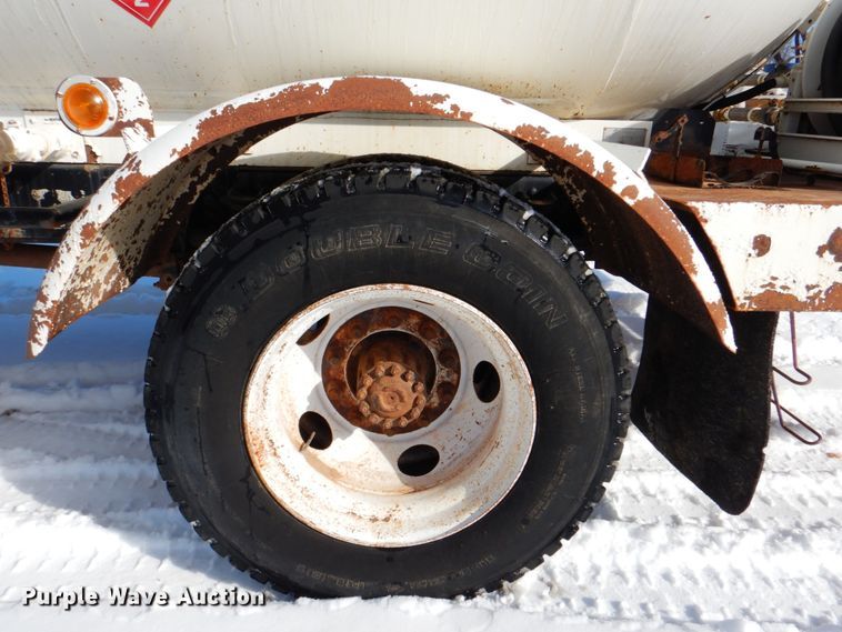 image for item HW9876 1998 Ford F700  propane truck