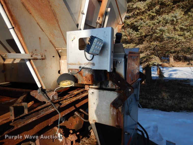 image for item IA9370 1992 International 4700  dump truck