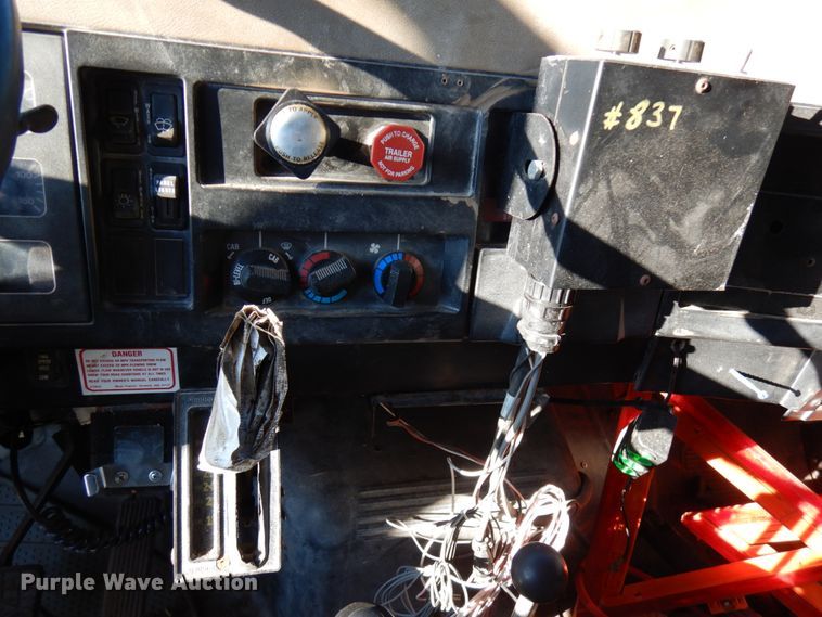 image for item IA9370 1992 International 4700  dump truck