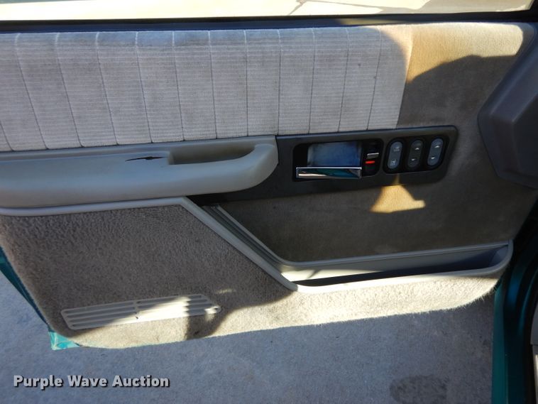 image for item IP9027 1993 GMC Sierra K1500  pickup truck