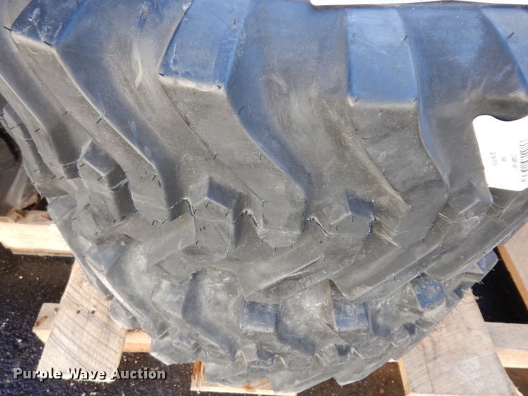 image for item IP9032 (4) Camso skid steer tires